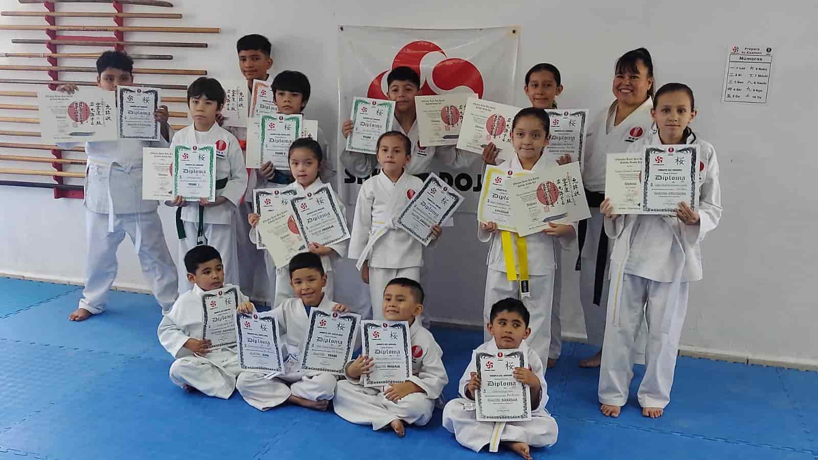 Realizan examen de grados en karate