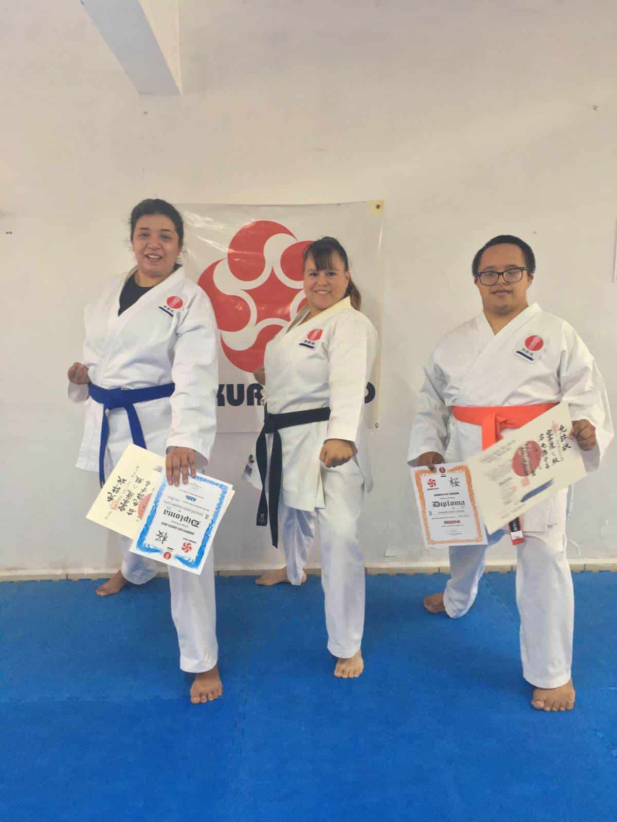 Realizan examen de grados en karate