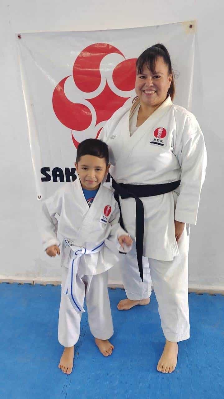 Realizan examen de grados en karate