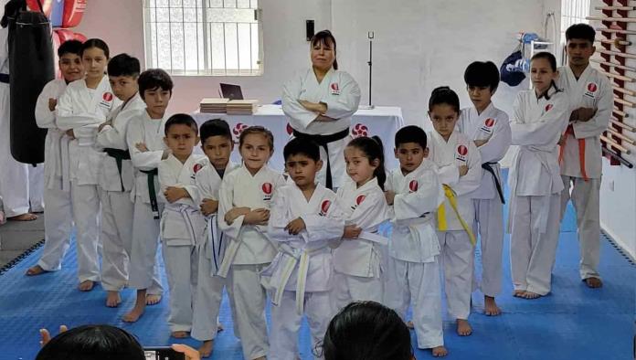 Realizan examen de grados en karate