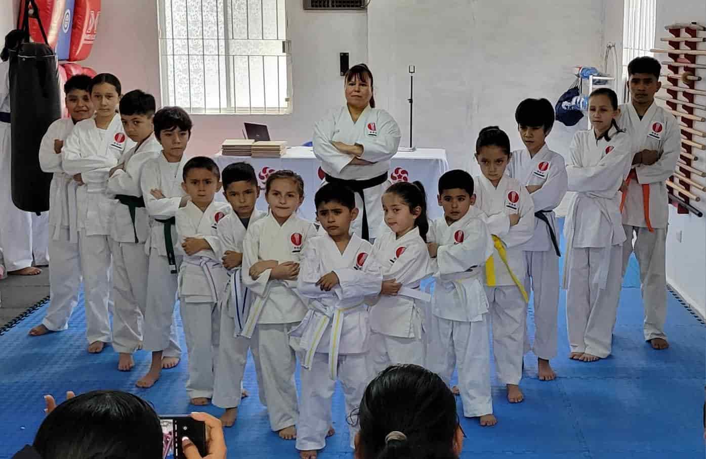 Realizan examen de grados en karate