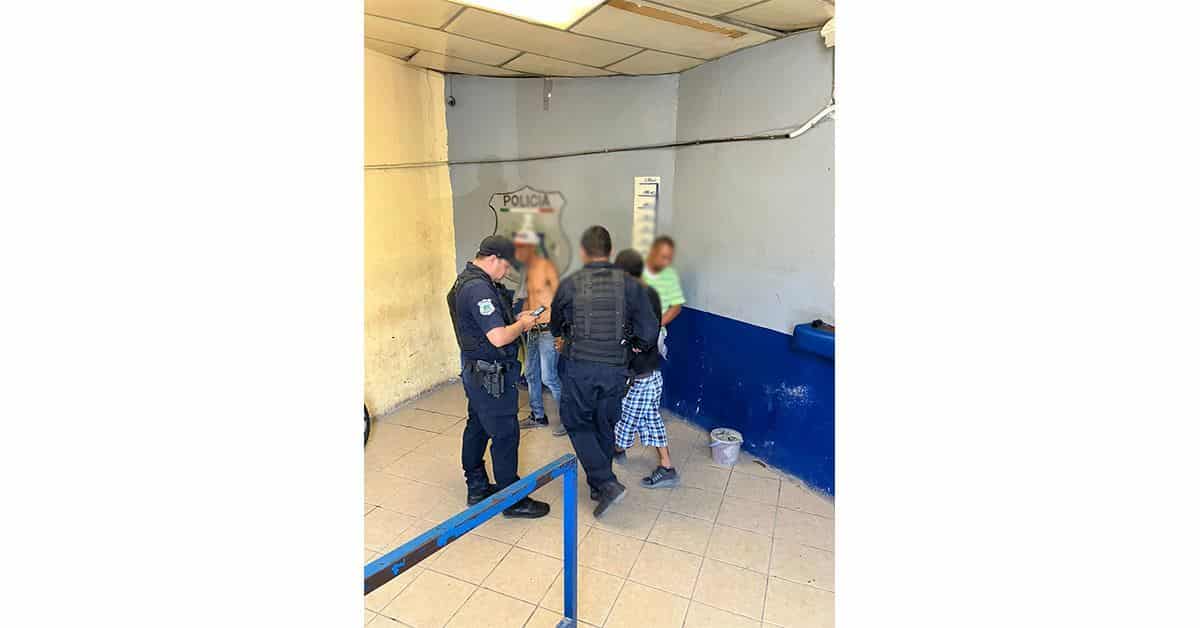 Detienen a 3 drogadictos