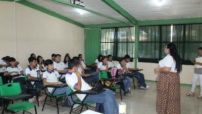 Llevan pláticas a estudiantes