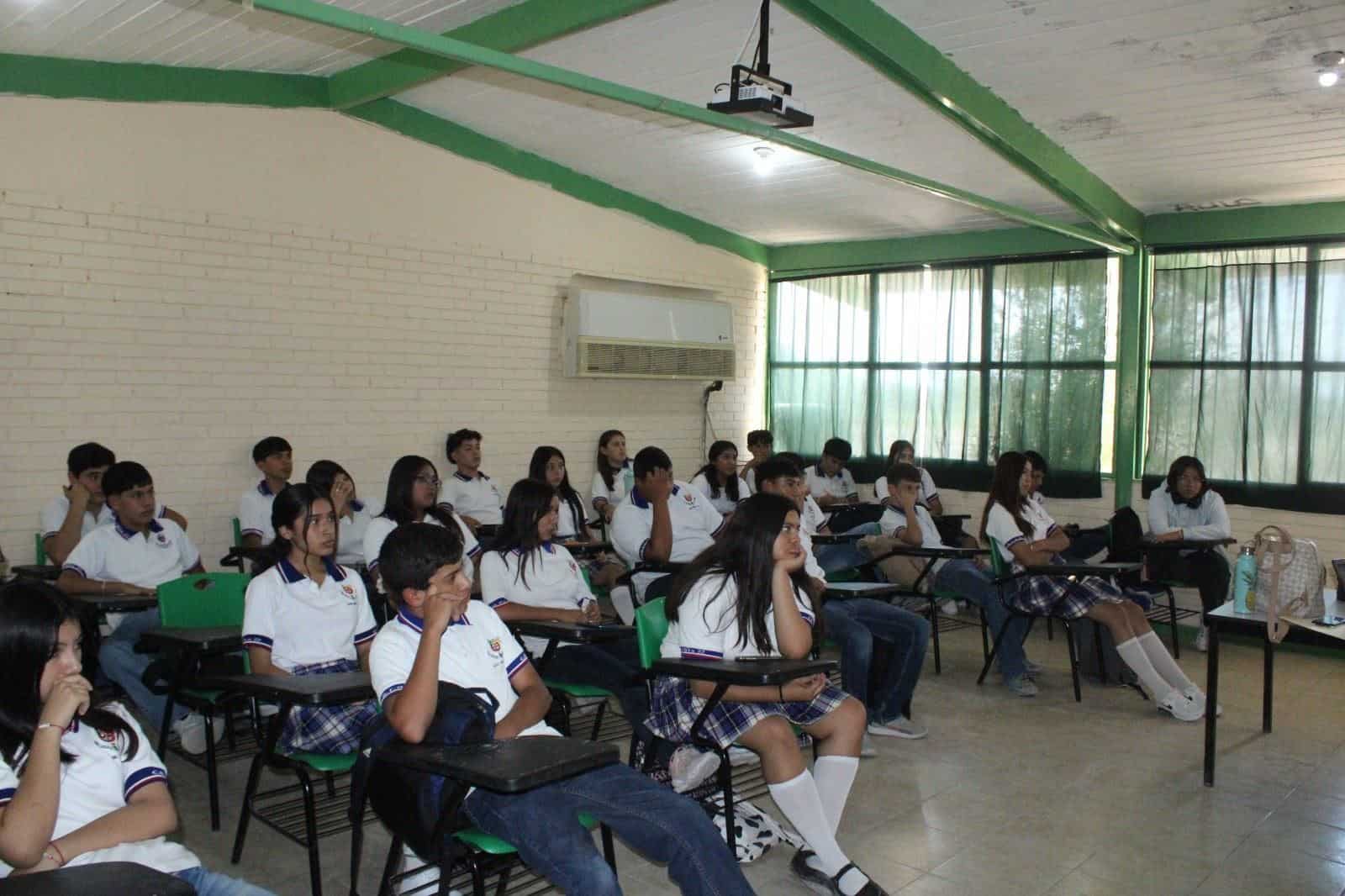 Llevan pláticas a estudiantes