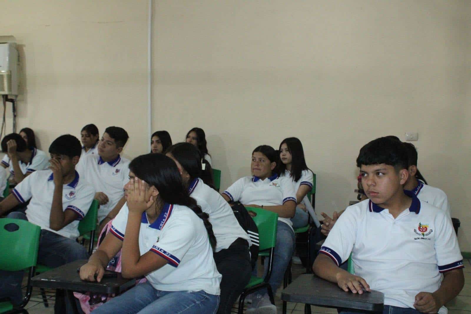 Llevan pláticas a estudiantes