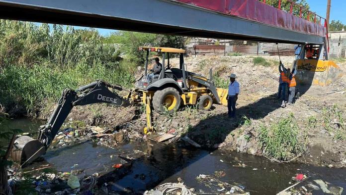 Rehabilitan y limpian puente