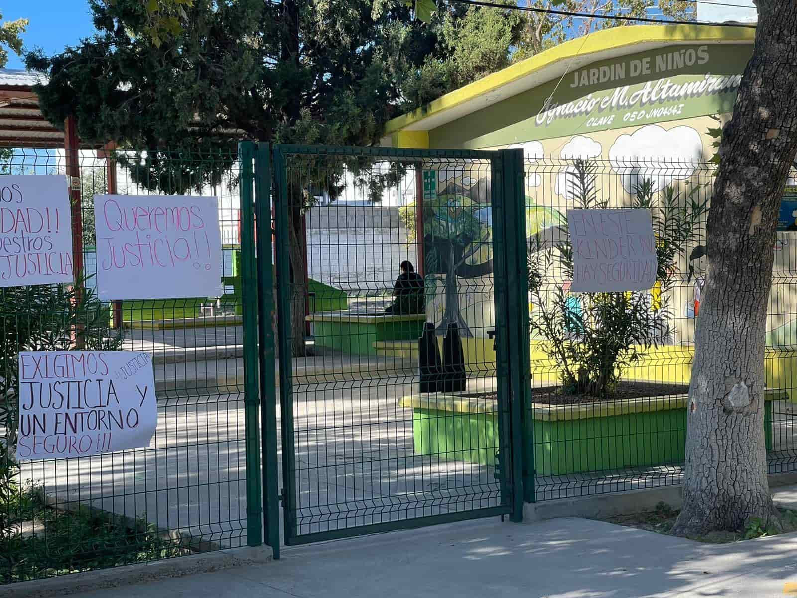 ¡Piden justicia! Madres se manifiestan por abuso de menor en kínder