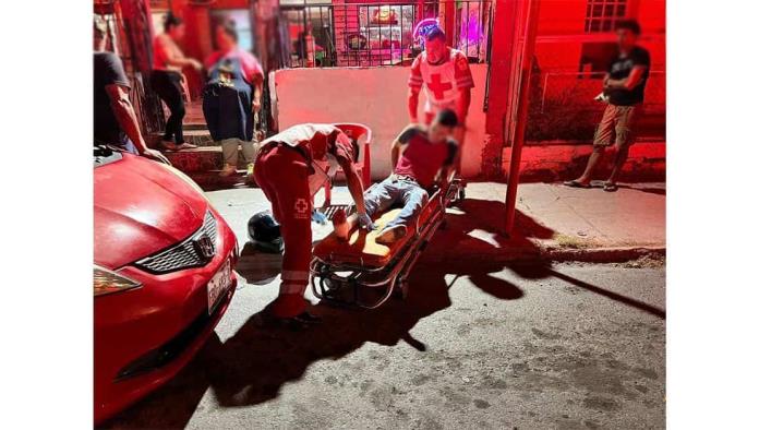 Intenta rebasar y se estrella en auto