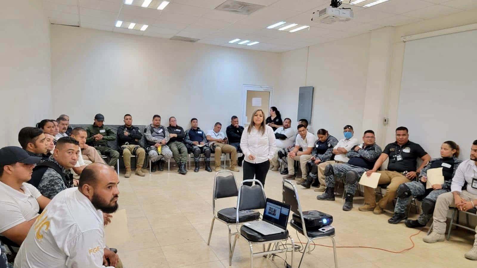 Capacitan a policías 