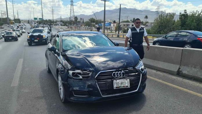 ‘Frunce’ Audi; choca a madre de familia