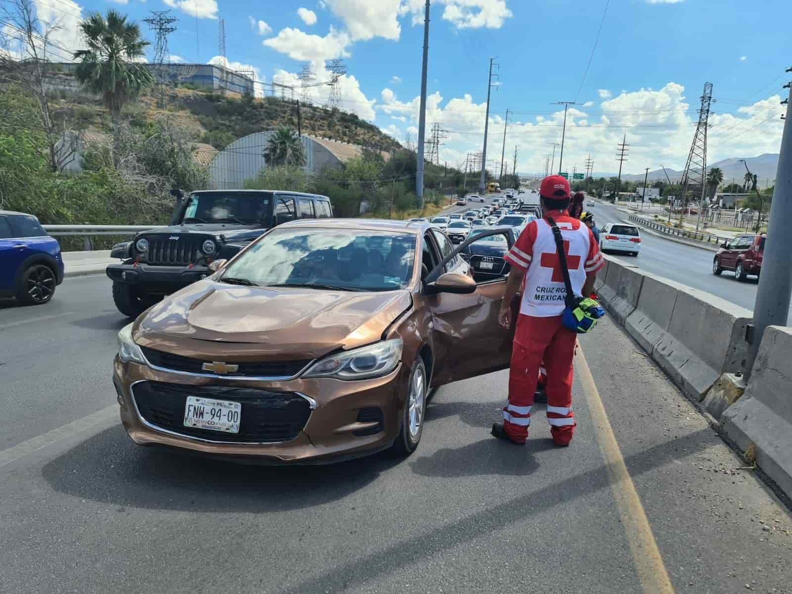‘Frunce’ Audi; choca a madre de familia