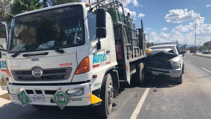 Se ‘embarra’ en camión con gases comprimidos