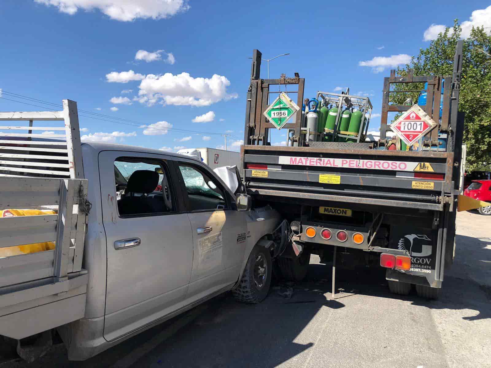 Se ‘embarra’ en camión con gases comprimidos
