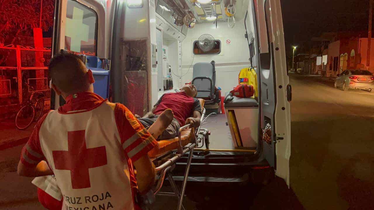 Intenta rebasar y se estrella en auto