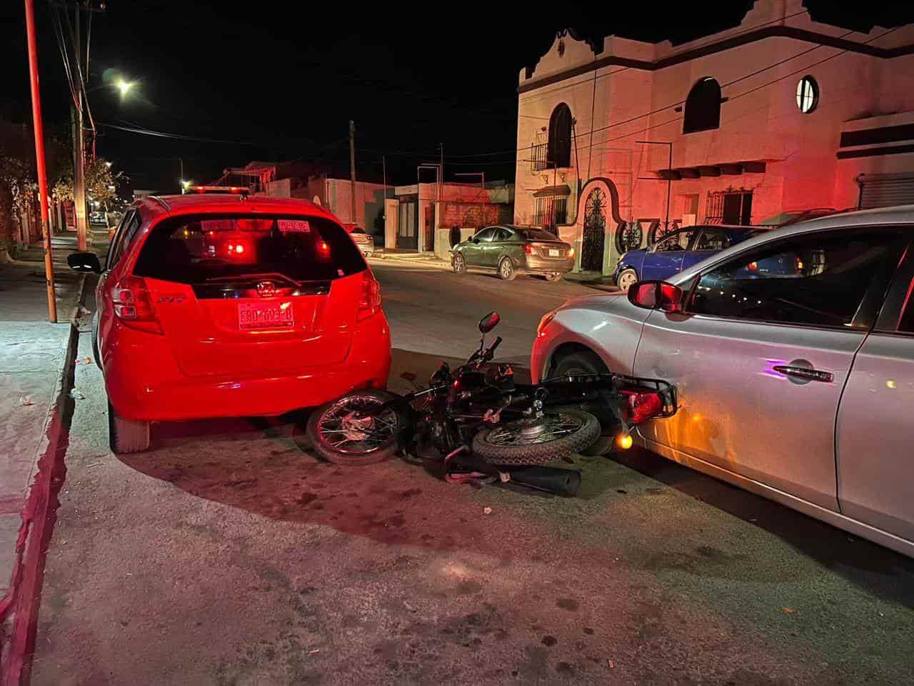 Intenta rebasar y se estrella en auto
