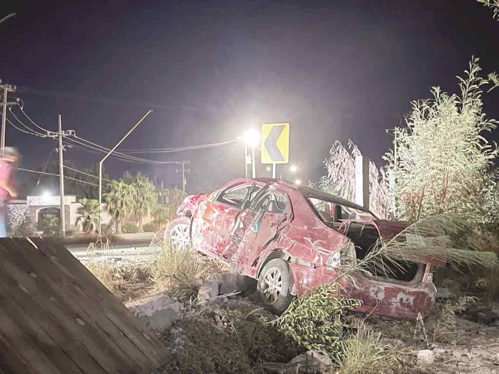 Vuelca ‘correlón’ y se estampa en vivienda