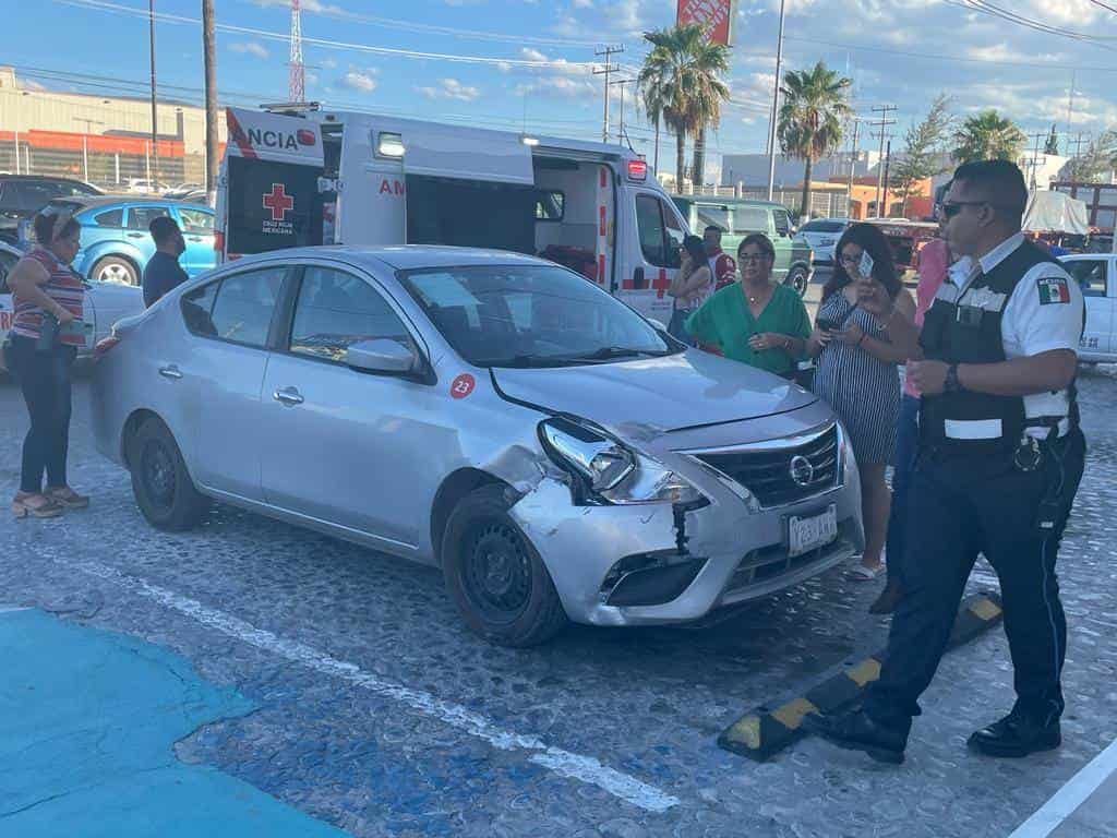 Lesiona a menor y abuelito en choque