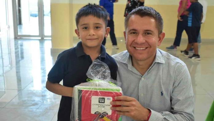 Entrega Hugo útiles escolares