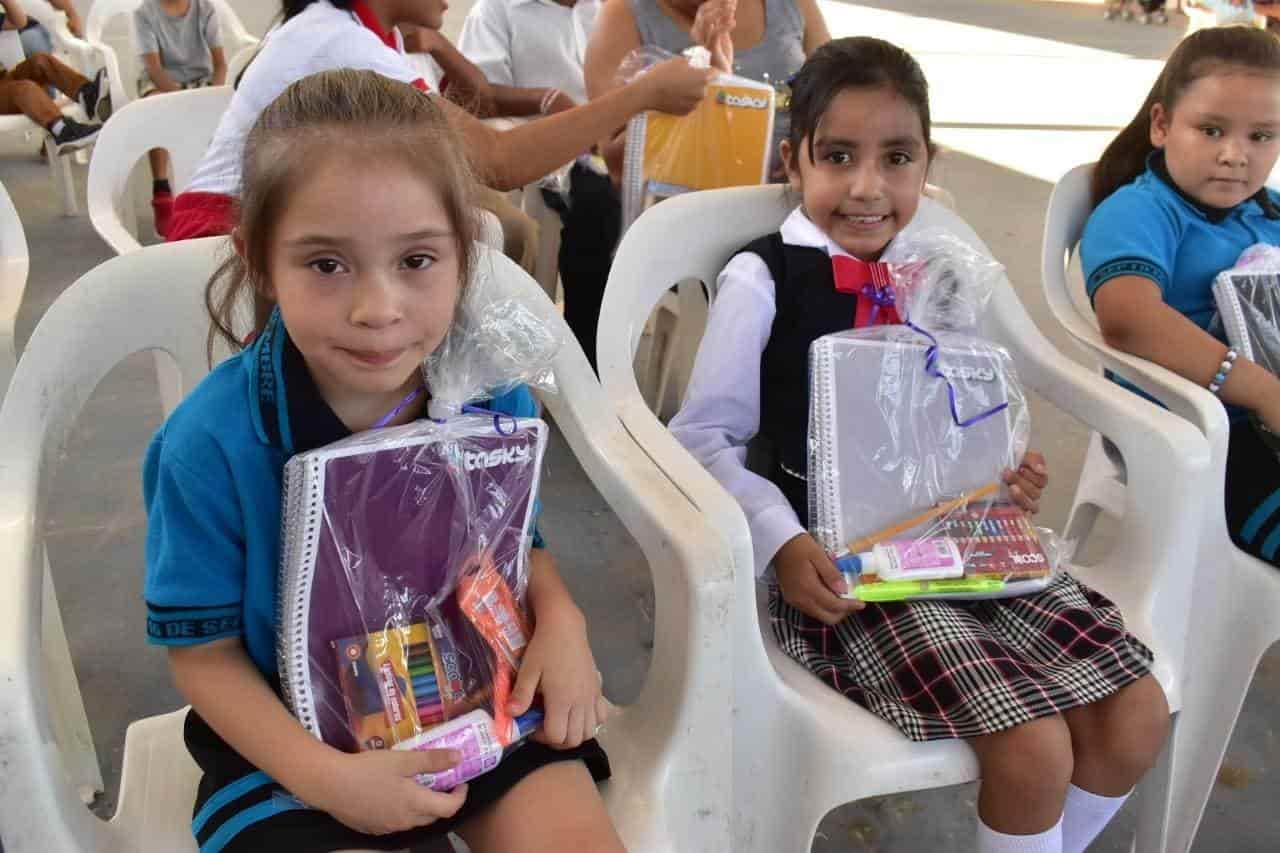 Entrega Hugo útiles escolares