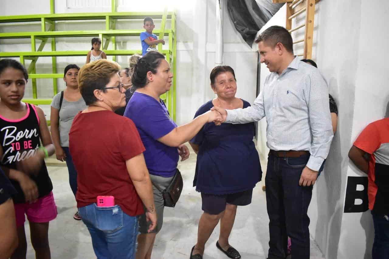 Entrega Hugo útiles escolares