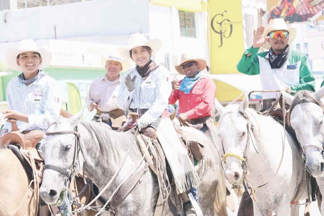 Recibe alcaldesa a los cabalgantes