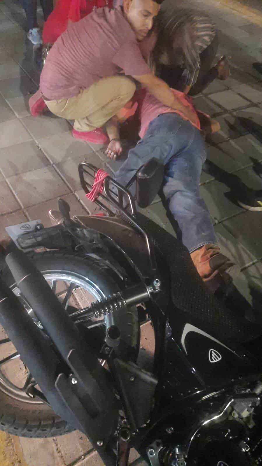¡Derrapa de su motocicleta! Se encuentra grave