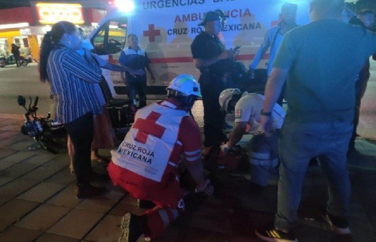 ¡Derrapa de su motocicleta! Se encuentra grave