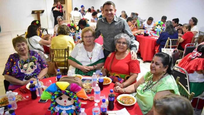 Festejan abuelos la independencia