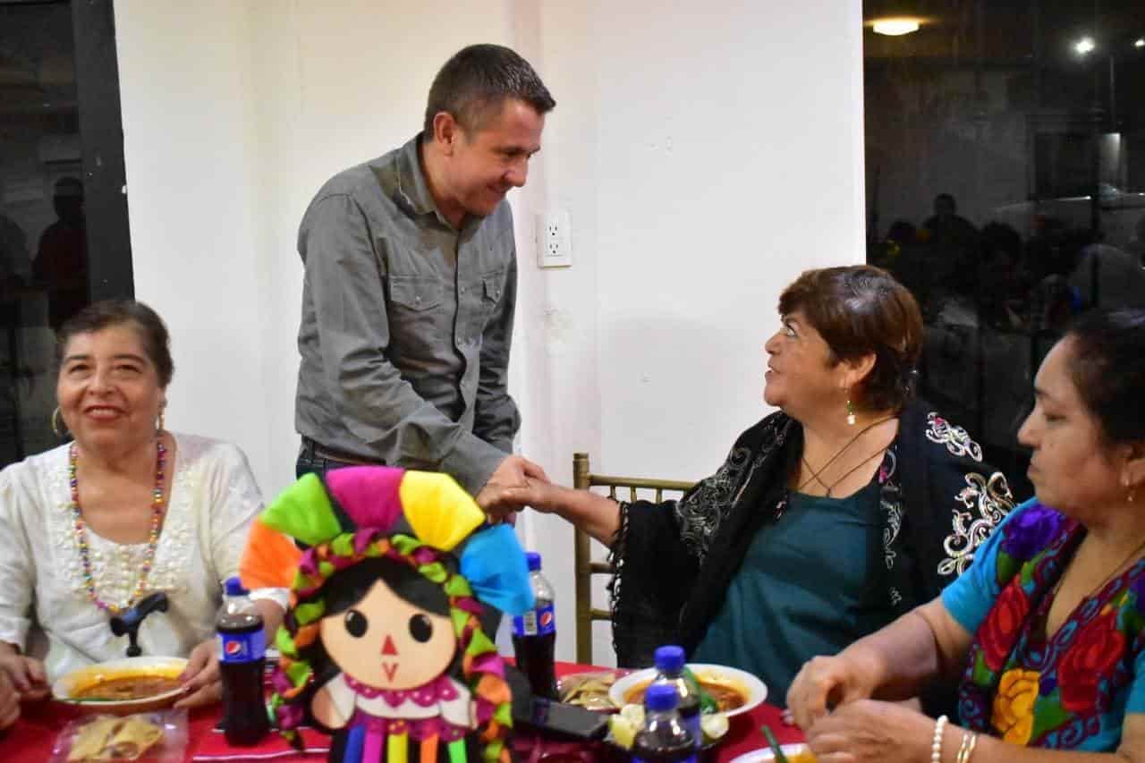 Festejan abuelos la independencia