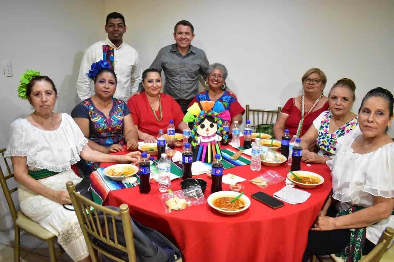 Festejan abuelos la independencia
