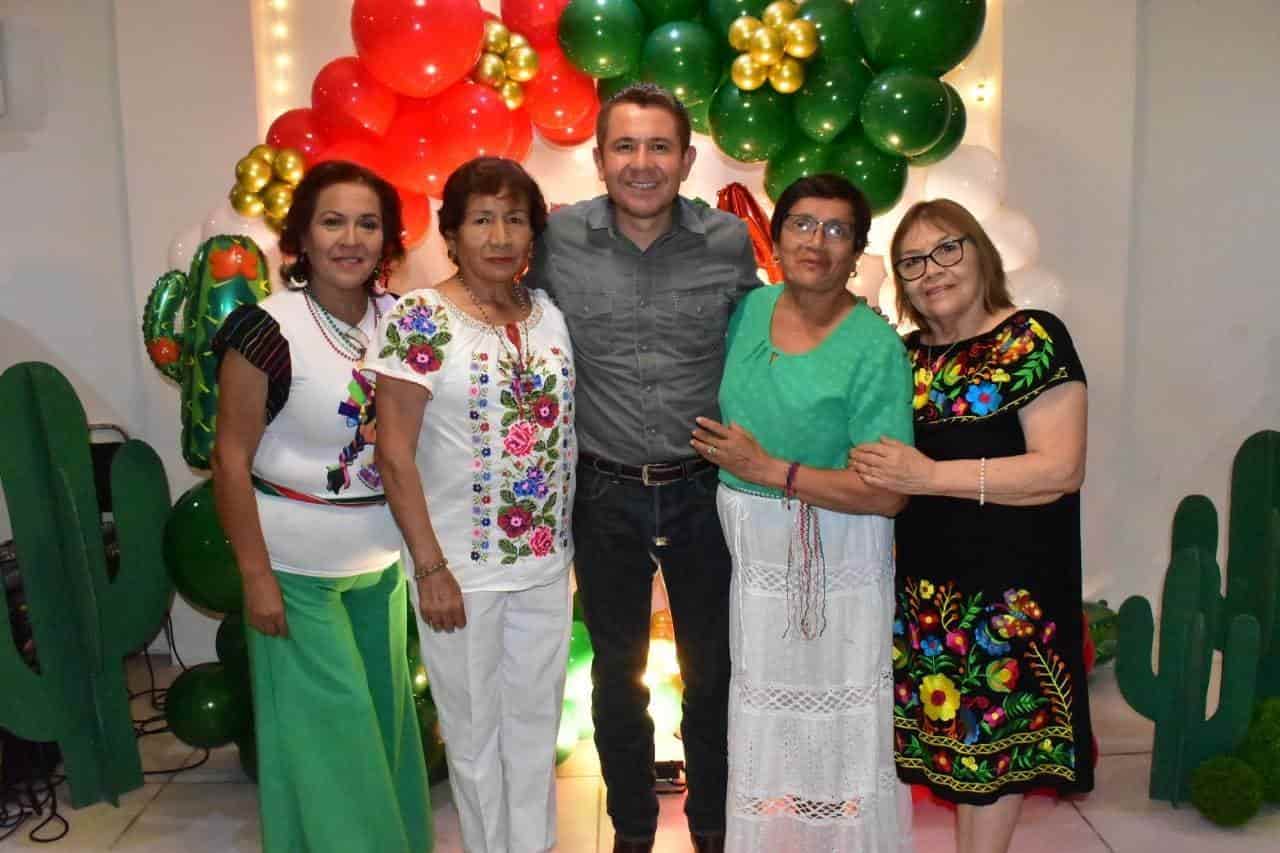 Festejan abuelos la independencia