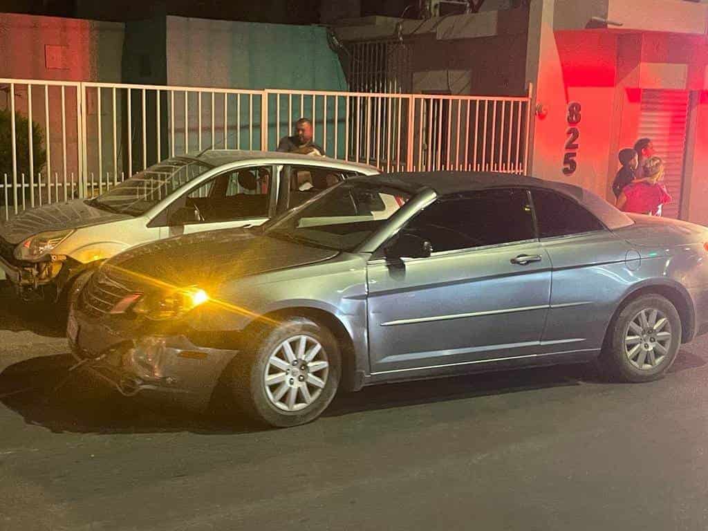 Lesiona a mujer e hijo en choque