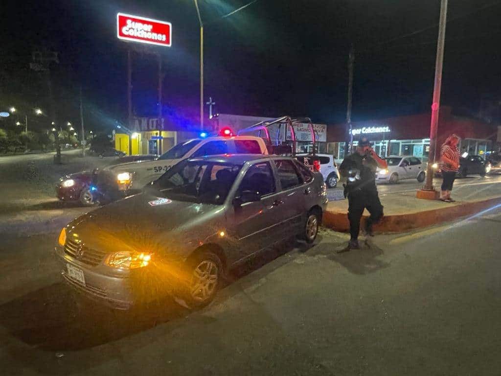 Lesiona a mujer e hijo en choque