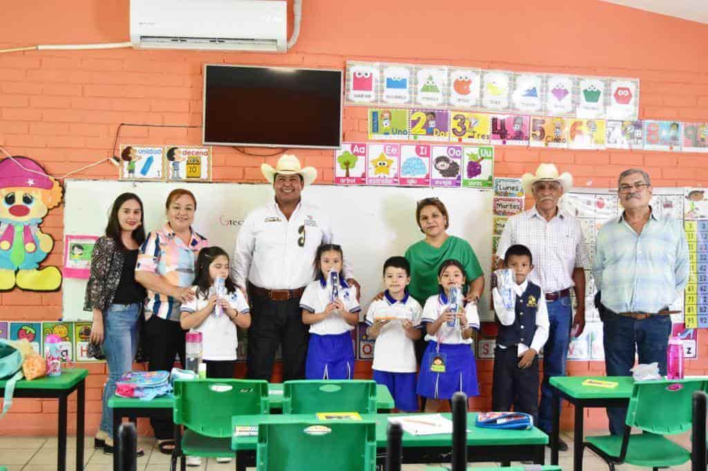 Entrega Beto kits bucales