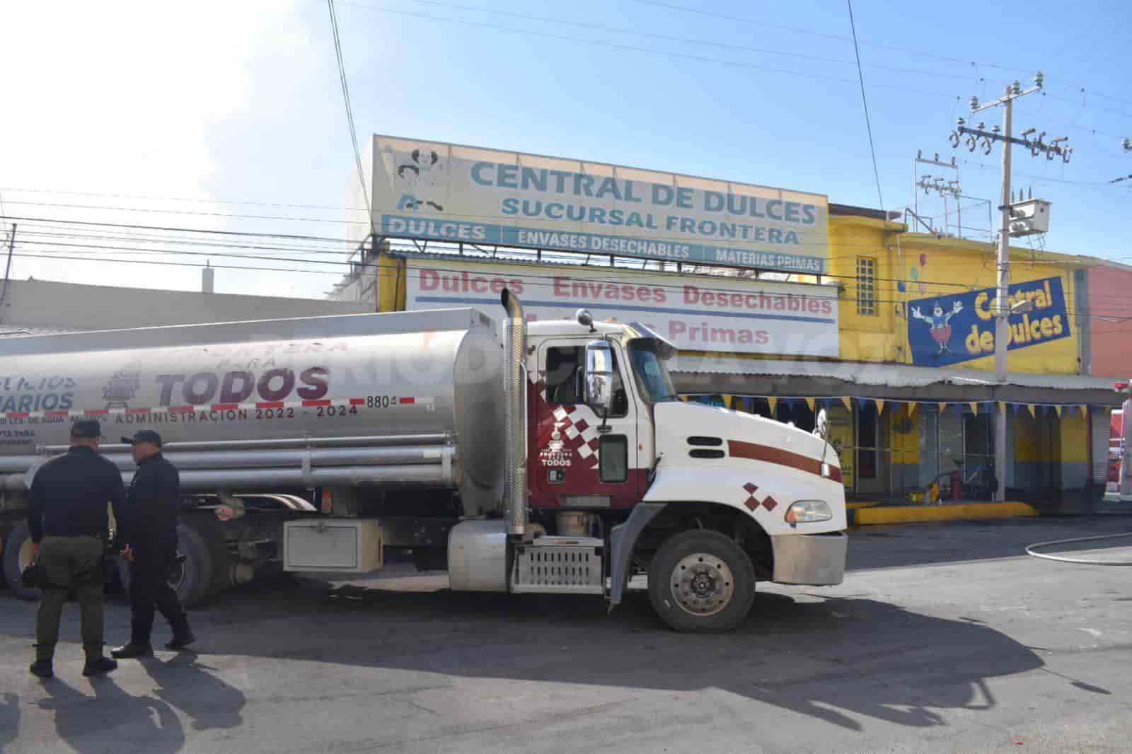 Controlan Bomberos incendio en dulcería de Frontera  