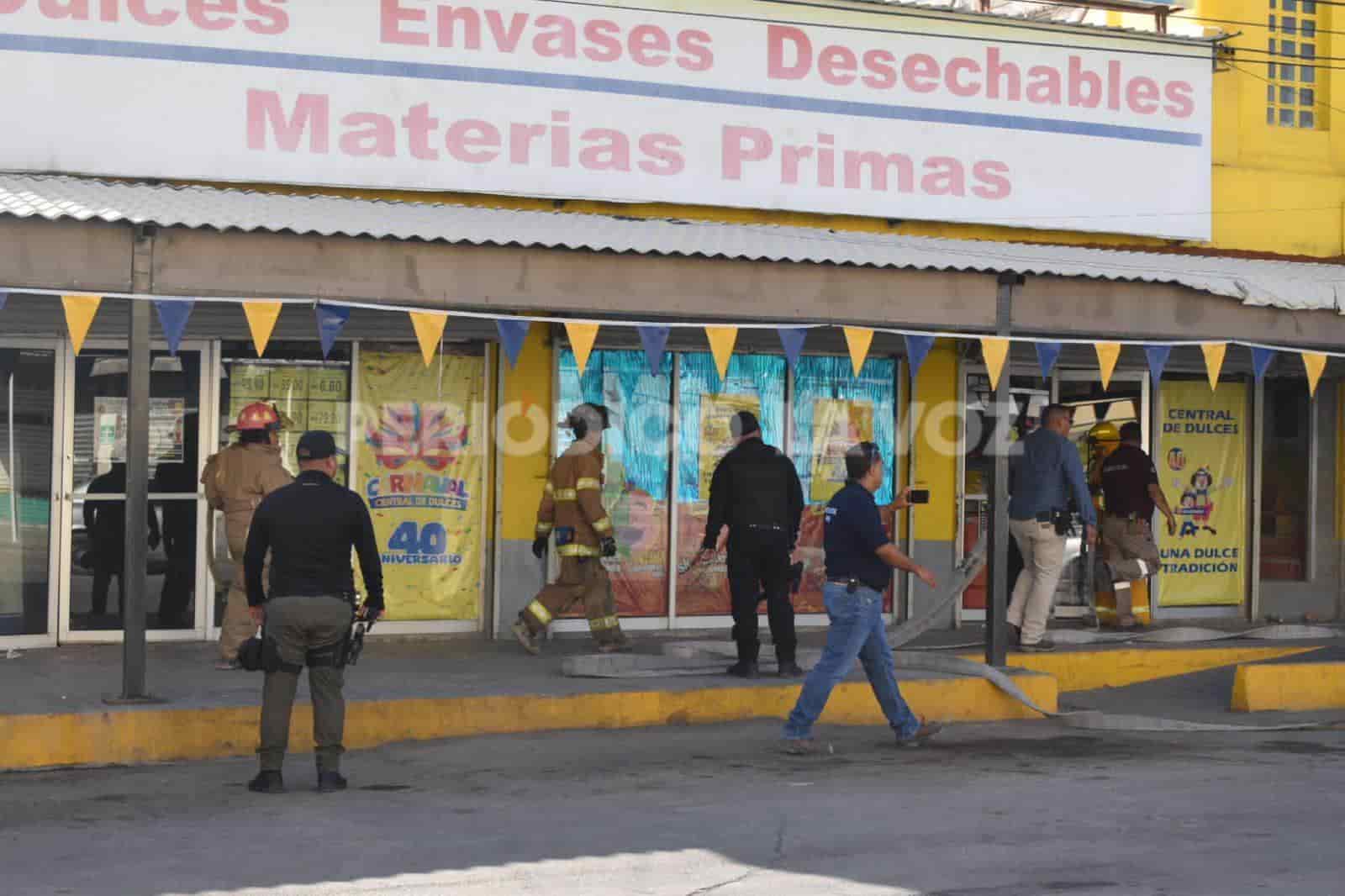 Controlan Bomberos incendio en dulcería de Frontera  