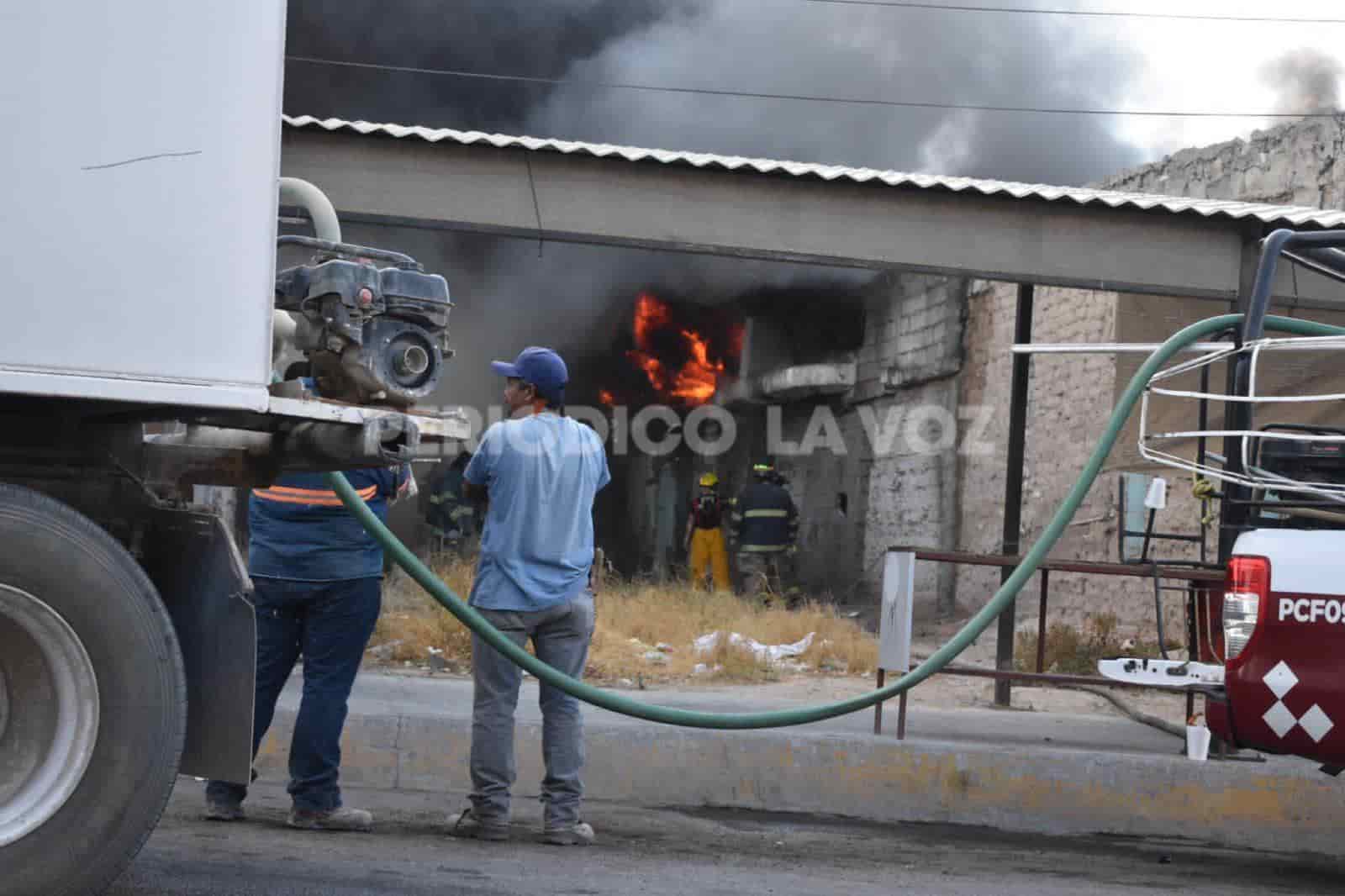 Controlan Bomberos incendio en dulcería de Frontera  