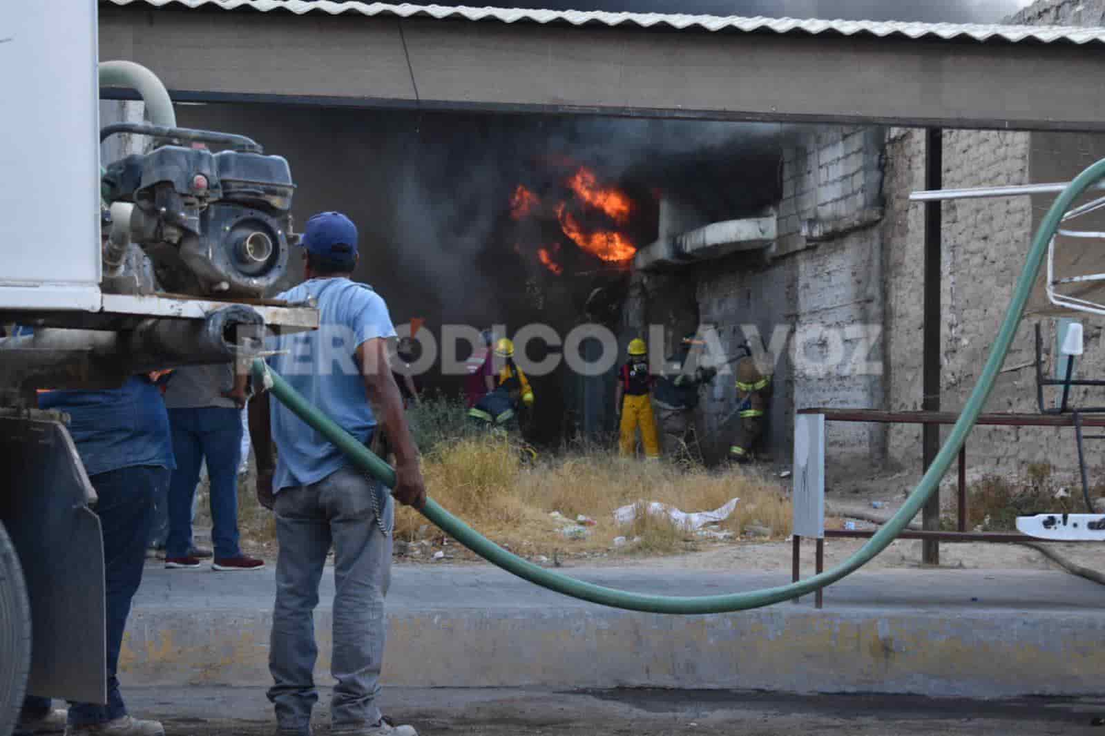 Controlan Bomberos incendio en dulcería de Frontera  