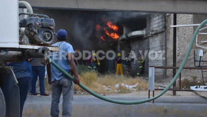Controlan Bomberos incendio en dulcería de Frontera  