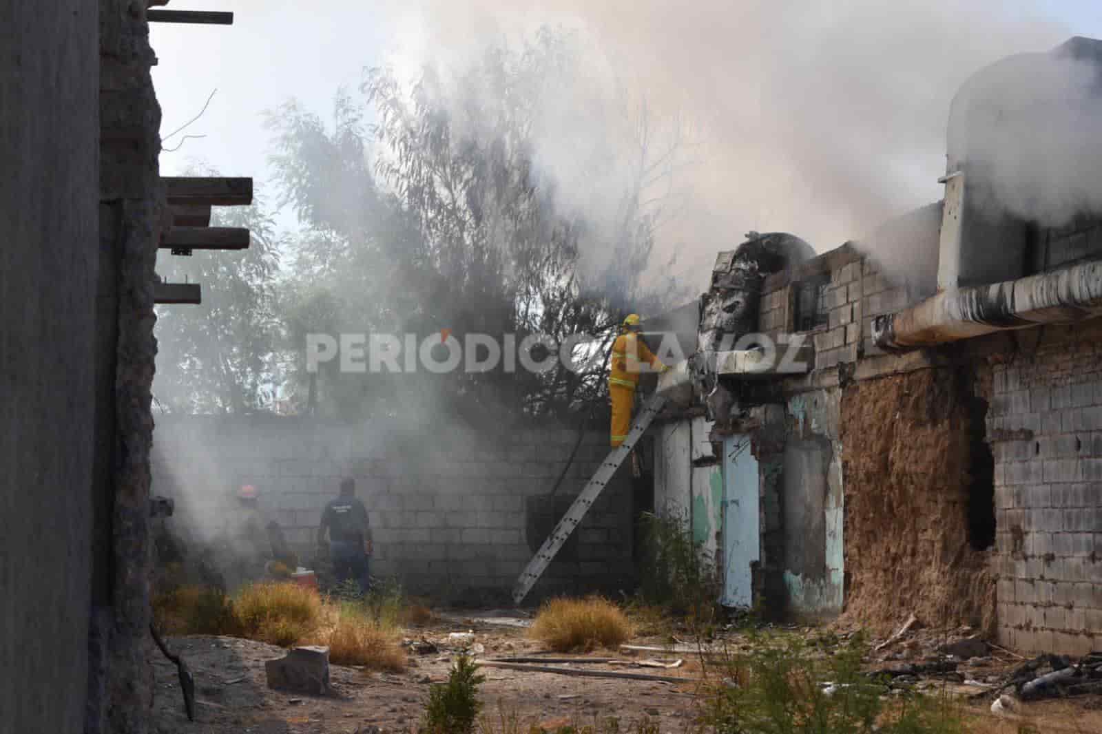 Controlan Bomberos incendio en dulcería de Frontera  