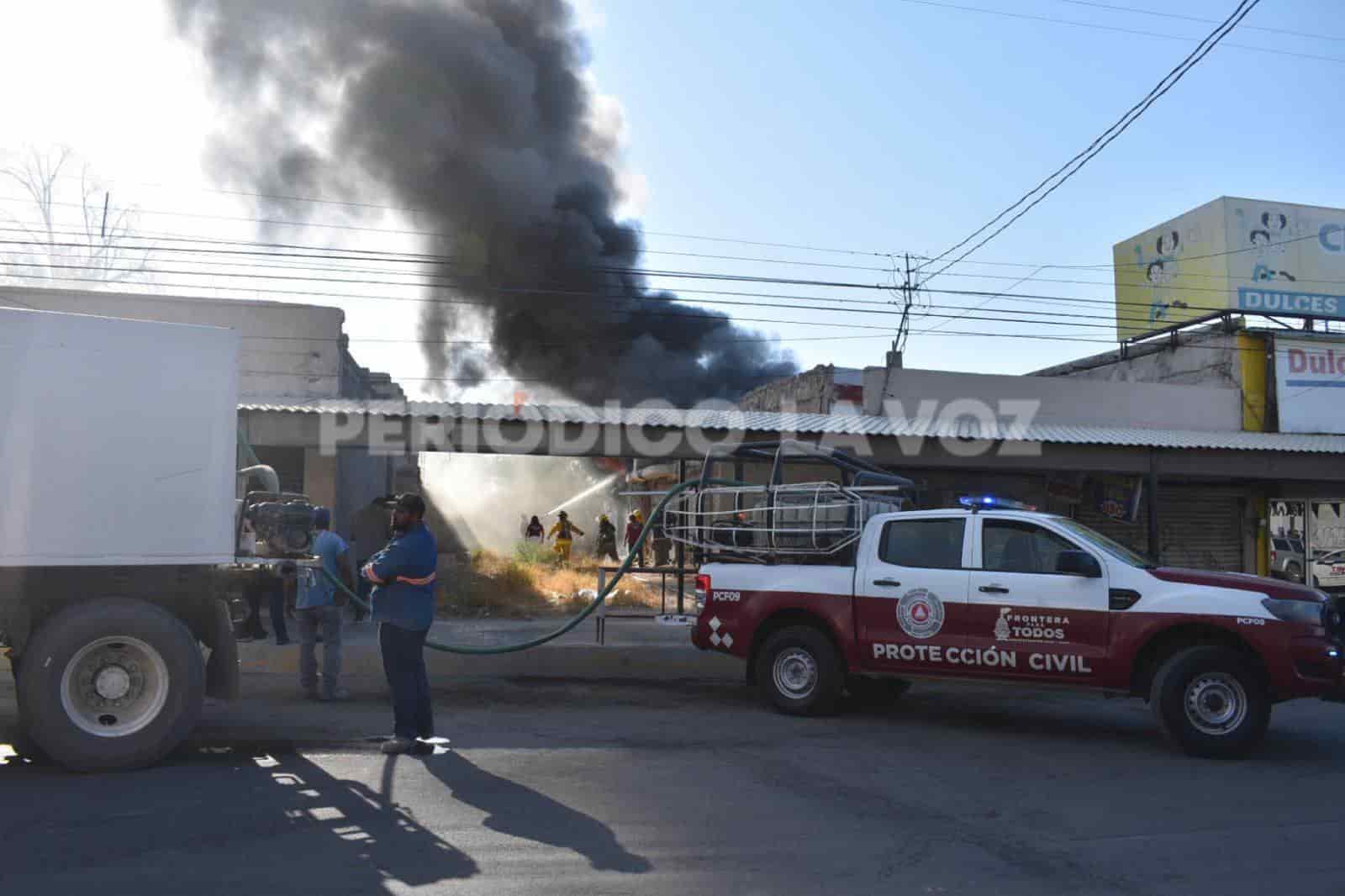 Controlan Bomberos incendio en dulcería de Frontera  