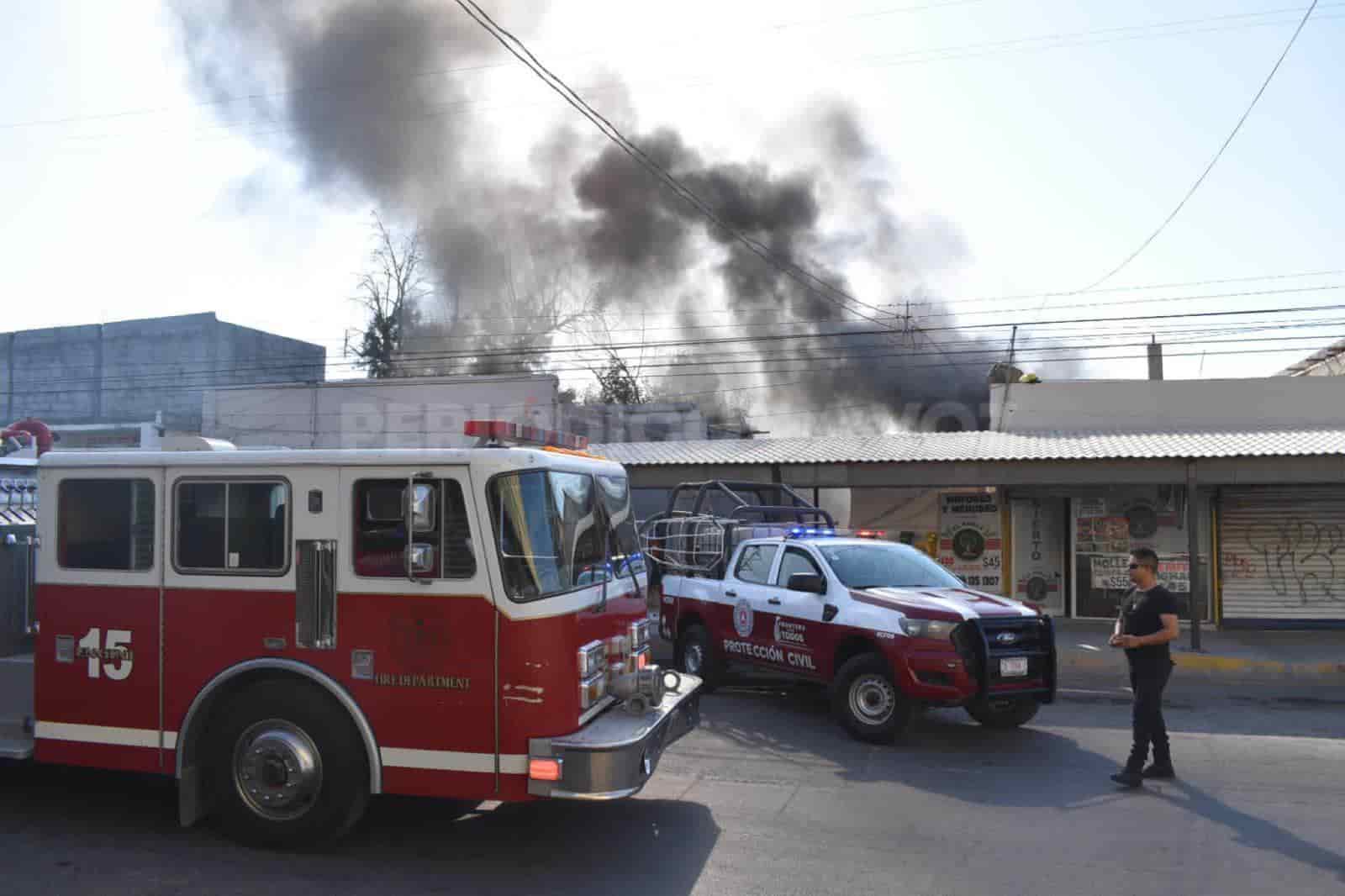 Controlan Bomberos incendio en dulcería de Frontera  