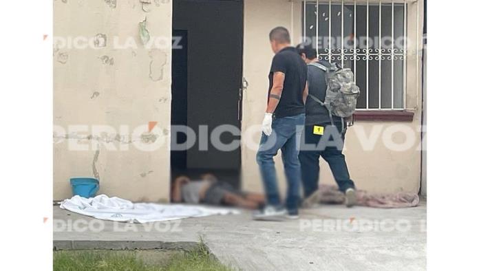 Lo encuentran muerto en entrada de su casa