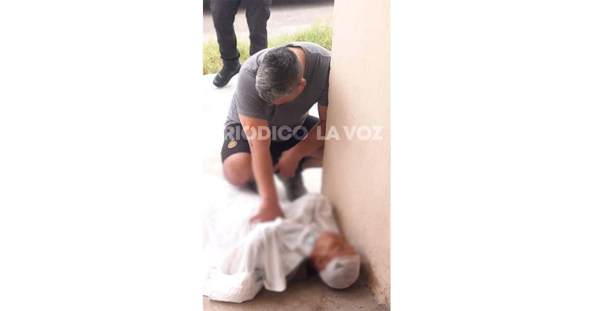 Lo encuentran muerto en entrada de su casa