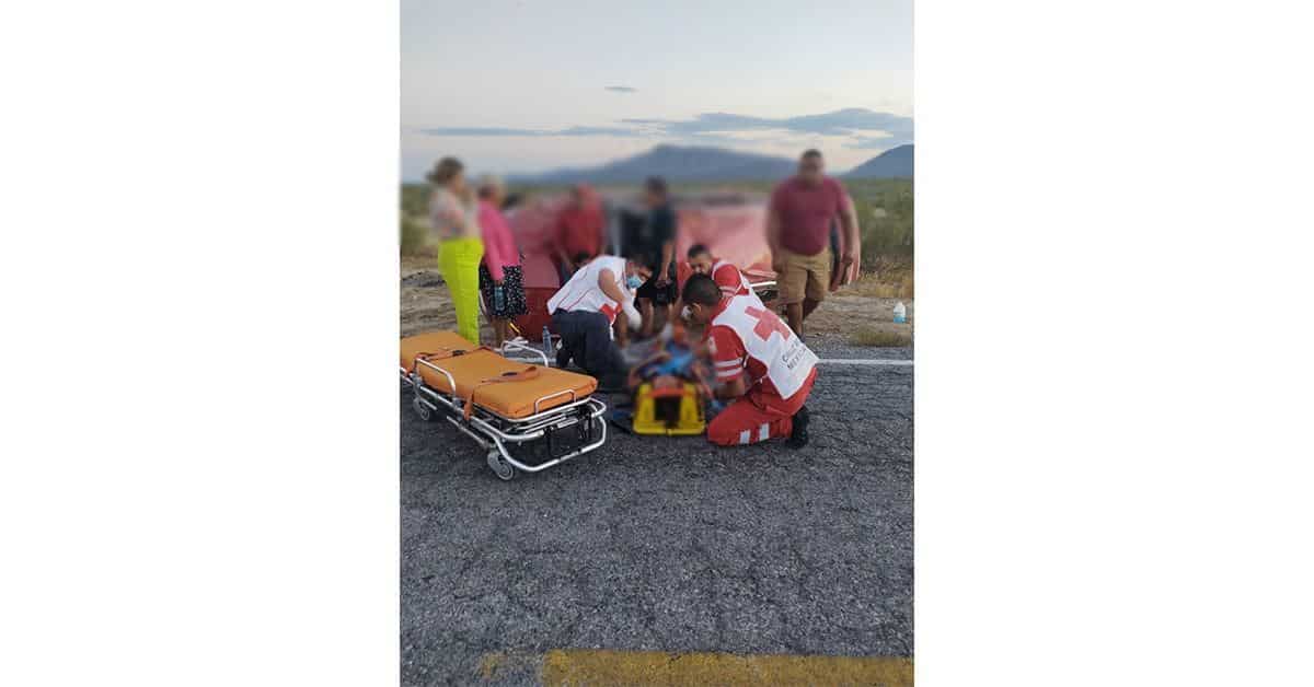 Vuelca familia en Candela