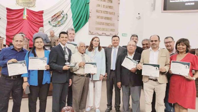 Reconocen a locutores