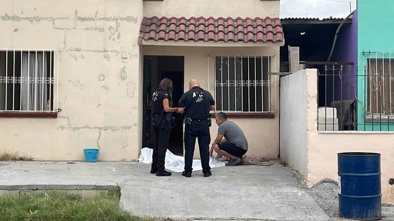 Lo encuentran muerto en entrada de su casa