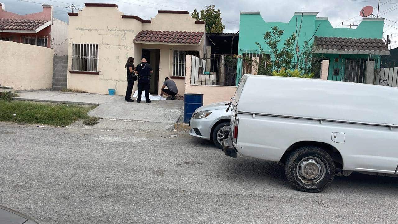 Lo encuentran muerto en entrada de su casa