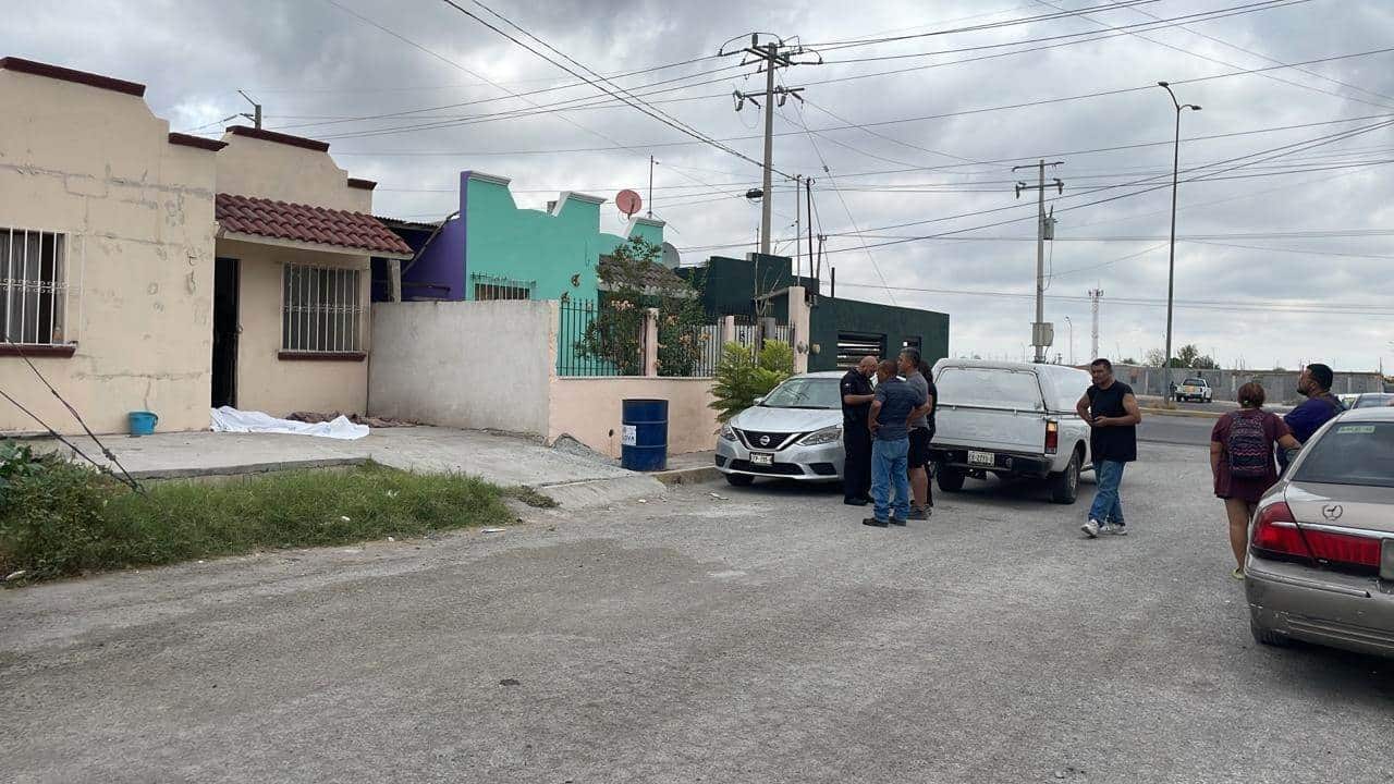 Lo encuentran muerto en entrada de su casa