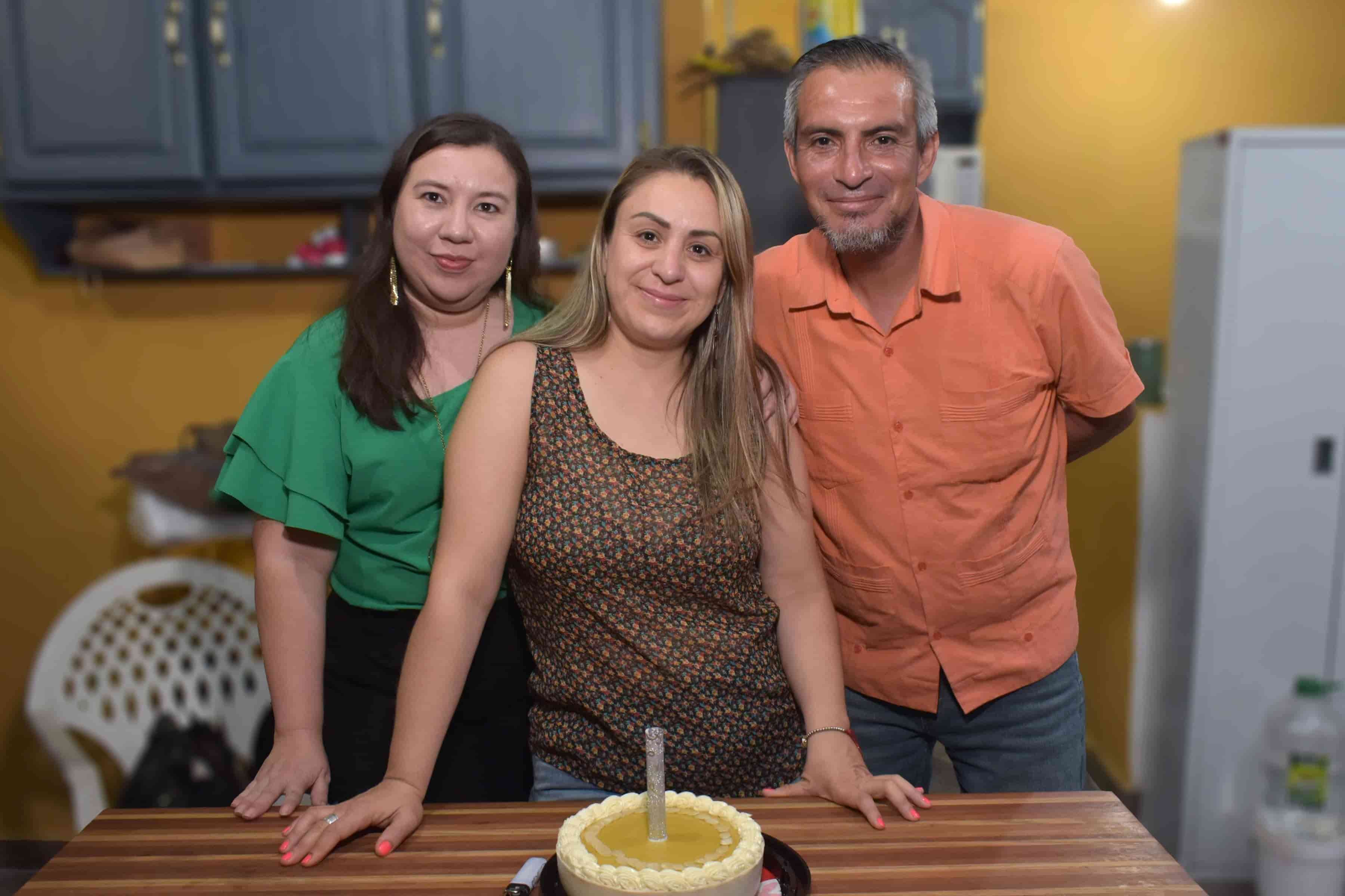 Festejan cumpleaños de Diana